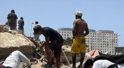 Nosotros mismos los estamos rescatando: familias buscan entre los escombros en La Guaira