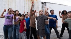 La Guerra de los Tomates: la película donde los niños derriban las fronteras.
