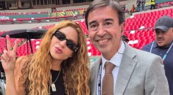 Periodista abandonó una transmisión para tomarse una foto con Shakira en el Mundial