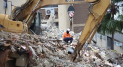 Los rescatistas intensifican la búsqueda de sobrevivientes./Foto: Carlos Ramírez/La Opinión