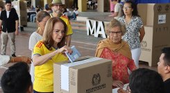 Las mujeres representan más de la mitad de los electores registrados a nivel nacional. / Fotos Carlos Ramírez-La Opinión