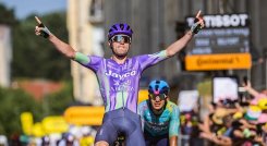 El colombiano Harold Tejada (atrás) tuvo destacada actuación en la etapa 13 del Tour de Francia, ganada por el suizo Mauro Schmid (Jayco Alula).