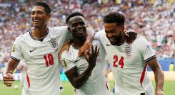 Bukayo Saka (#7) fue el gran protagonista del partido el marcar un triplete en el triunfo de Inglaterra.