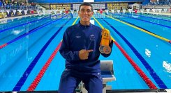  Julián Sarmiento una de las nuevas promesas de la natación nortesantandereana luce las dos medallas conquistadas en Ibagué.