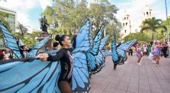 Muestras de las comparsas que desfilarán el viernes se observaron ayer en la lectura del bando/Foto Carlos Ramírez/La Opinión