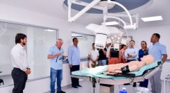 El área del quirófano simulado es uno de los espacios de alta complejidad para el entrenamiento de la toma de decisiones quirúrgicas en un entorno clínico 100 % controlado y seguro.