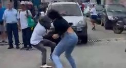 PAREJA PELEANDO EN BUCARAMANGA