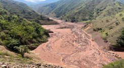 Damnificados y usuarios de la vía solicitan al nuevo gobierno incluir en el Plan Nacional de Desarrollo una solución definitiva al desastre natural.
