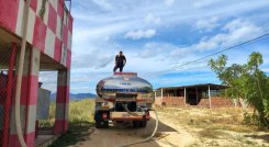 A través de carrotanques se transporta agua potable hacia las veredas afectadas.