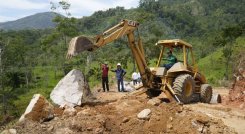 Los mismos campesinos se integraron al proyecto y trabajan en pos de una mejor vía/Foto: Cortesía