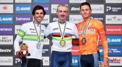 El estadounidense Brandon McNulty (centro) sorprendió a los favoritos y se quedó con el título de ruta. 