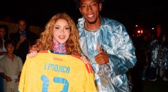 Johan Mojica se encontró con Shakira y le entregó la ‘Tricolor’