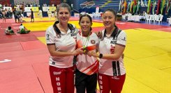 Maryuri Ureña, medallista de oro, campañada de la gerenta de Liga Alejandra Montañés y de la entrenadora Johana Orozco. 