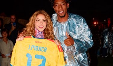 Johan Mojica se encontró con Shakira y le entregó la ‘Tricolor’