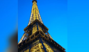Trabajadores de la Torre Eiffel se van a huelga por apartar a empleadas durante visita religiosa