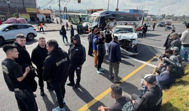 Hebert Vargas y su agrupación salieron ilesos de aparatoso accidente en Ecuador