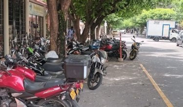 Al igual que los taxis, ahora los motociclistas también 'legalizaron' parqueaderos en el espacio público./Foto: Carlos Ramírez/La Opinión