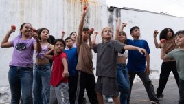 La Guerra de los Tomates: la película donde los niños derriban las fronteras.