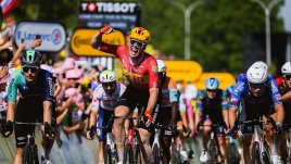 El ciclista noruego Soren Wærenskjold (Uno-X Mobility) logró su primera victoria en la carrera francesa.