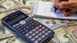 Dólar cayó por debajo de $3.300 por primera vez desde 2020