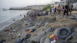¿Por qué miles de migrantes cruzan de Marruecos a Ceuta? Las claves de la mayor crisis migratoria en España desde 2021