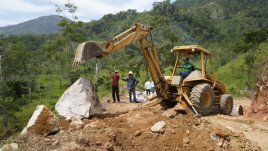 Los mismos campesinos se integraron al proyecto y trabajan en pos de una mejor vía/Foto: Cortesía