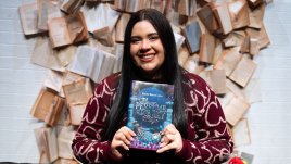 Entre la fantasía palaciega y la realidad humana: Karine Bernal Lobo alza su corona literaria.