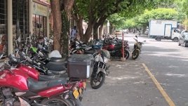 Al igual que los taxis, ahora los motociclistas también 'legalizaron' parqueaderos en el espacio público./Foto: Carlos Ramírez/La Opinión
