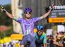 El colombiano Harold Tejada (atrás) tuvo destacada actuación en la etapa 13 del Tour de Francia, ganada por el suizo Mauro Schmid (Jayco Alula).