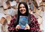 Entre la fantasía palaciega y la realidad humana: Karine Bernal Lobo alza su corona literaria.