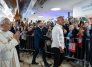 El papa León XIV entra caminando al hospital antes de ser operado del pulmón