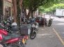 Al igual que los taxis, ahora los motociclistas también 'legalizaron' parqueaderos en el espacio público./Foto: Carlos Ramírez/La Opinión