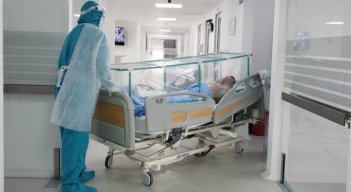 Los pacientes con COVID-19 son cohortizados. 