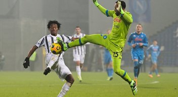 Juan Guillermo Cuadrado disputa un balón con David Ospina/ Foto:AFP