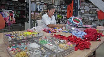 La meta es cerrar las brechas de género en cargos y salarios. / Foto Archivo La Opinión