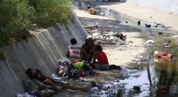 Los habitantes de la calle han hecho del Canal Bogotá su casa. Es un problema que se presenta desde hace muchos años. 