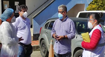 El director del IDS, Carlos Martínez, está visitando las ESE del departamento en la etapa de alistamiento del plan de vacunación contra el coronavirus./ Fotos cortesía