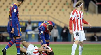 Lionel Messi golpeó a un rival en la final de la Supercopa de España./ Foto: AFP