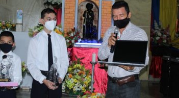Con apoyo del Gobierno local, se entregaron computadores a los niños ganadores de las pasadas olimpiadas de matemáticas.