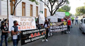 Con una protesta a las afueras de la Gobernación, los trabajadores del sector comercial nocturno hicieron saber su inconformidad  frente a las medidas tomadas por las autoridades, tales como el toque de queda./ Foto: Alfredo  Estévez.