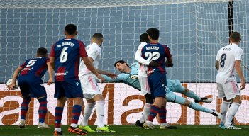 Real Madrid sufrió una cuarta derrota en esta Liga. / AFP