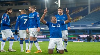 Yerry Mina celebra un gol asistido por James Rodríguez. /Everton/Twitter