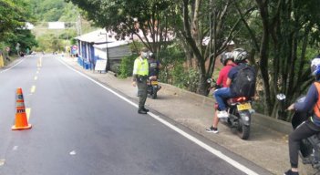 La Policía Nacional ejecutó diferentes controles viales, uno de ellos situado en la carretera que conecta a Cúcuta con Pamplona. / Foto: Cortesía/ La Opinión