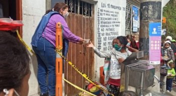 Los migrantes reciben un poco de atención donde Martha Duque. (Foto: Roberto Ospino)