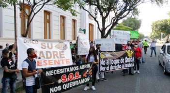 Dueños y trabajadores de bares y restaurantes de Cúcuta recorrieron algunas calles del centro. / Foto: Alfredo Estévez 