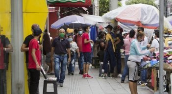 Los vendedores informales han solicitado ayudas alimenticias. (Foto: Luis Alfredo Estévez)