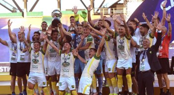 El equipo dirigido por Hernán Crespo goleó 3-0 a Lanús. / Foto: AFP