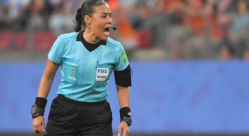 Alves, de 40 años, así como las asistentes Neuza Back (Brasil) y Mariana de Almeida (Argentina), pueden convertirse así en las primeras mujeres en impartir justicia en un encuentro de fútbol masculino profesional de un torneo FIFA.
