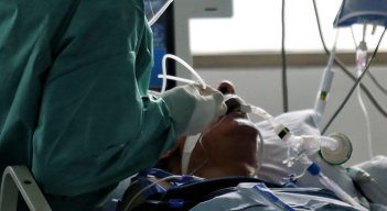 La cifra de fallecidos se situó en 49.004 desde el comienzo de la pandemia. / Foto: Colprensa