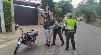 Miembros de la Policía Nacional detuvieron y multaron a los desobedientes. (Foto: Cortesía)